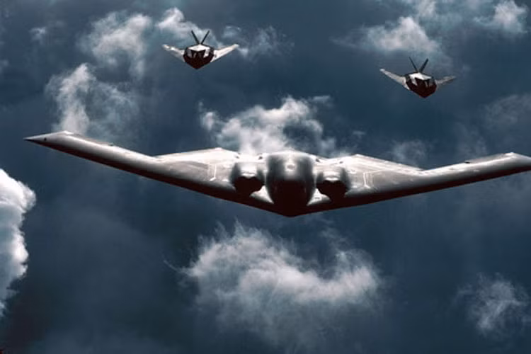 Được coi là oanh tạc cơ tốt nhất thế giới, B-2 Spirit với màu đen cùng hình dáng như một chú dơi chỉ được sử dụng để tiêu diệt những mục tiêu quan trọng nhất. Đây cũng là mẫu máy bay đắt nhất thế giới từng được chế tạo và hiện Không quân Mỹ chỉ sở hữu 20 chiếc máy bay ném bom tàng hình chiến lược này. Ảnh: Không quân Mỹ 