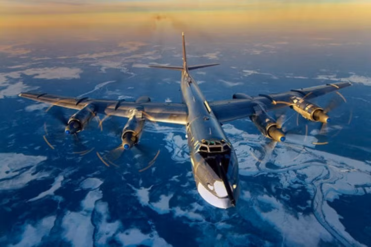 Máy bay ném bom cánh quạt phản lực Tu-95 (NATO gọi là Bear) được Nga đưa vào hoạt động từ năm 1956 và được thiết kế để có thể mang bom hạt nhân tấn công lãnh thổ Mỹ. Tu-95 có thể mamng 15 tấn vũ khí bao gồm 6 tên lửa hành trình. Tầm hoạt động của Tu-95 lên đến 15.000km. Ảnh: Không quân Nga 