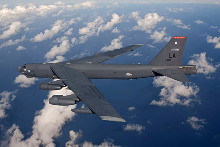 B-52 từng được sử dụng trong một vài cuộc chiến tranh nhưng chỉ thả bom thông thường. Oanh tạc cơ này có thể mang theo 32 tấn vũ khí, bao gồm tên lửa hành trình và bom thông minh. B-52 có tầm hoạt động lên đến 18.500km. Ảnh: Không quân Mỹ 
