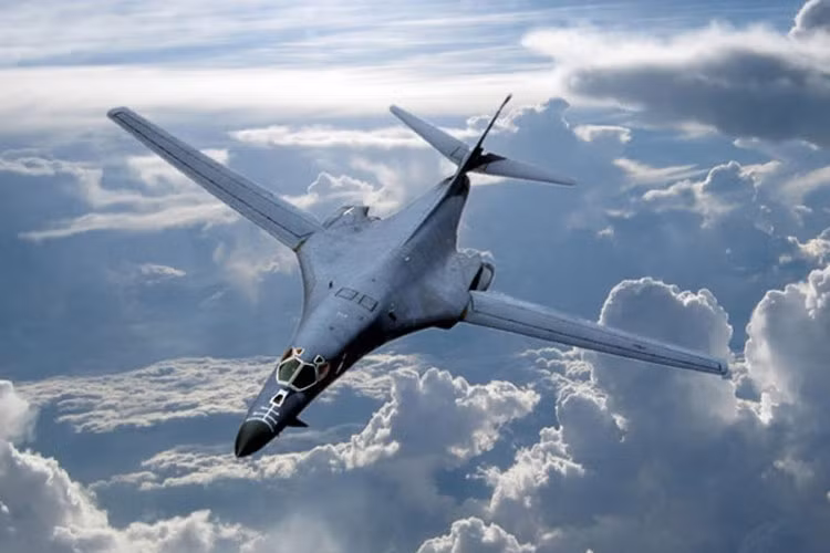 B-1B Lancer là loại máy bay ném bom chiến lược được thiết kế để thay thế "pháo đài bay" B-52. B-1B Lancer có thể mang theo vũ khí hạt nhân và sở hữu một số tính năng của máy bay tàng hình. Cũng như B-2 Spirit, B-1B Lancer cũng có thể vượt qua mạng lưới phòng không dày đặc của địch. Ảnh: Không quân Mỹ 