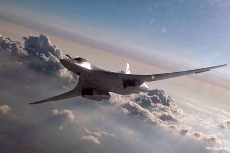 Được gọi bằng cái tên mĩ miều "Thiên nga trắng" nhưng Tu-160 (NATO gọi là Blackjack) lại là loại máy bay ném bom được thiết kế để hủy diệt mọi mục tiêu quan trọng nhất của Mỹ trong thời Chiến tranh Lạnh. Thiên nga trắng là oanh tạc cơ lớn nhất thế giới từng được chế tạo và khiến B-1B Lancer- loại máy bay tương tự của Mỹ- trở thành "chú lùn". Ảnh: Không quân Nga 