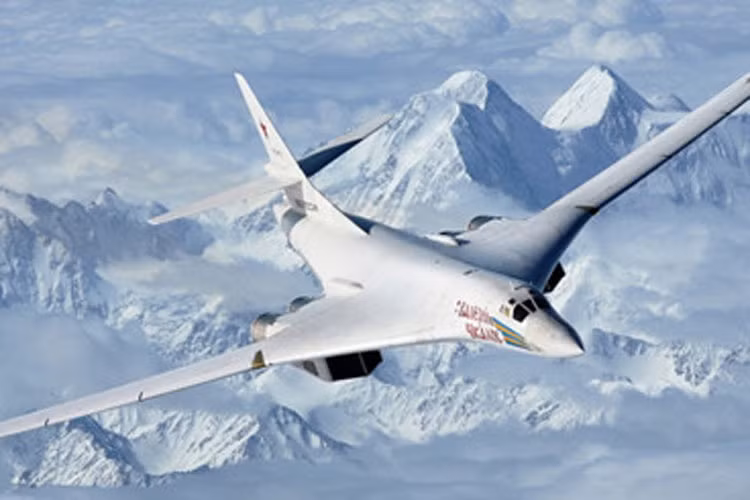 Tu-160 có thể mang theo tên lửa hành trình và tên lửa không đối đất với đầu đạn thông thường hoặc đầu đạn hạt nhân. Ngoài ra Tu-160 còn có thể mang theo 40 tấn bom và có tầm hoạt động 14.500km. Tổng cộng có 39 oanh tạc cơ được chế tạo và chỉ 16 chiếc còn đang hoạt động. Ảnh: Không quân Nga 