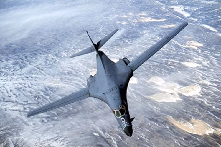 B-1B Lancer có thể mang theo 34 tấn tên lửa và bom, nhiều hơn bất kỳ loại máy bay ném bom nào. Tổng cộng có 100 chiếc B-1B Lancer đã được chế tạo và 70 chiếc vẫn còn đang hoạt động. Dự kiến B-1B Lancer sẽ hoạt động ít nhất là cho đến năm 2030 và được thay thế bằng loại máy bay ném bom thế hệ mới. Ảnh: Không quân Mỹ 