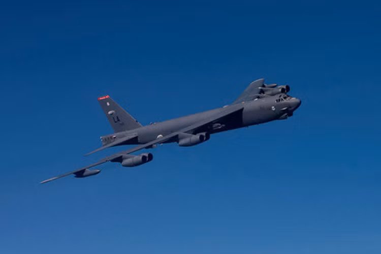 "Pháo đài bay" B-52 là máy bay ném bom chiến lược có thể mang vũ khí hạt nhân được Không quân Mỹ đưa vào hoạt động từ năm 1955 và dòng B-52H là dòng hiện đại nhất của loại máy bay này. Dù có rất nhiều máy bay ném bom mới đã ra đời nhưng B-52 vẫn được ưa chuộng vì khả năng hoạt động vượt trội với chi phí cực thấp. Hiện Không quân Mỹ sở hữu 85 chiếc B-52 và mẫu máy bay này được cho là có thể sử dụng đến năm 2044. Ảnh: Không quân Mỹ 