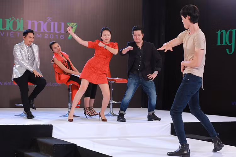 Thí sinh Nguyễn Minh Phong lại khiến ban giám khảo tốn mồ hôi nhiều nhất. Theo đó, dù được giám khảo Hà Đỗ đích thân ra nhảy cùng nhưng Minh Phong không thể giải phóng sự rụt rè.