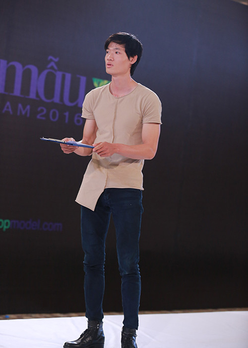 Cuối cùng, nam thí sinh cũng đã có hành động quyết liệt là đập tay xuống sàn và hét lên “Tôi muốn vào nhà chung”.