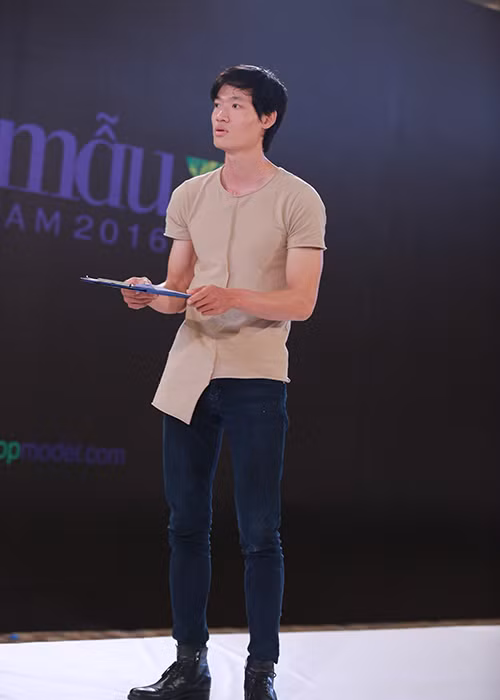 Cuối cùng, nam thí sinh cũng đã có hành động quyết liệt là đập tay xuống sàn và hét lên “Tôi muốn vào nhà chung”.