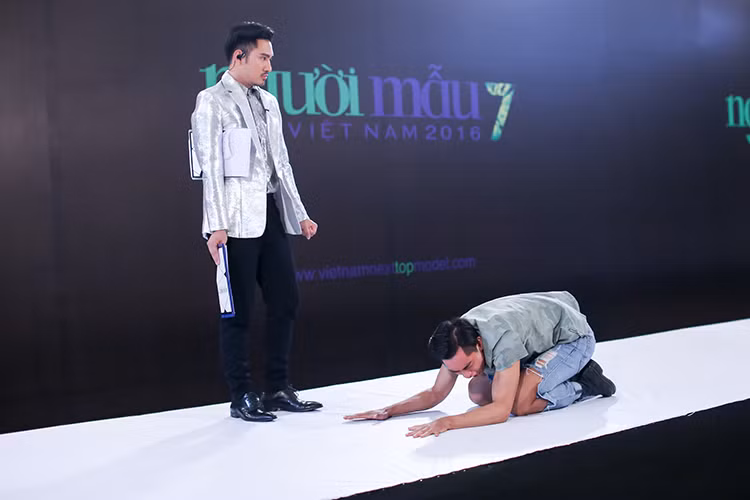 Ở phần phỏng vấn, để thể hiện quyết tâm phải vào nhà chung Vietnam’s Next Top Model, Huy Quang gào thét, lăn lộn, đập sàn.