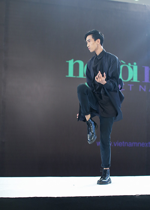 Thí sinh Dương Chí Thắng khiến ban giám khảo bất ngờ khi tạo gần 50 dáng liên tục như siêu mẫu Coco Rocha, còn được gọi là “nữ hoàng tạo dáng”.