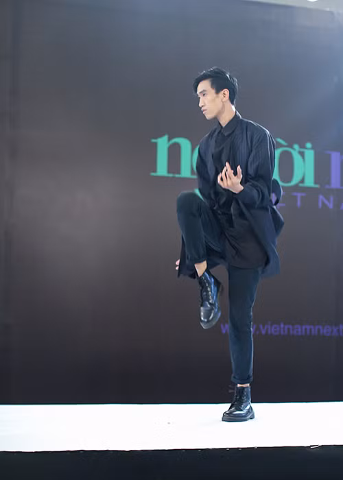 Thí sinh Dương Chí Thắng khiến ban giám khảo bất ngờ khi tạo gần 50 dáng liên tục như siêu mẫu Coco Rocha, còn được gọi là “nữ hoàng tạo dáng”.