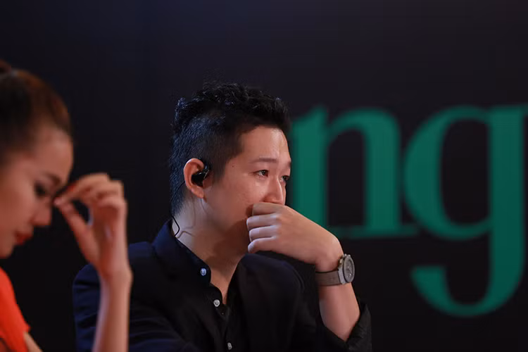 Giám khảo Samuel Hoàng cũng xúc động khi nghe câu chuyện của Chí Thắng. Không những vậy, anh dành những lời khen có cánh cho thí sinh này.