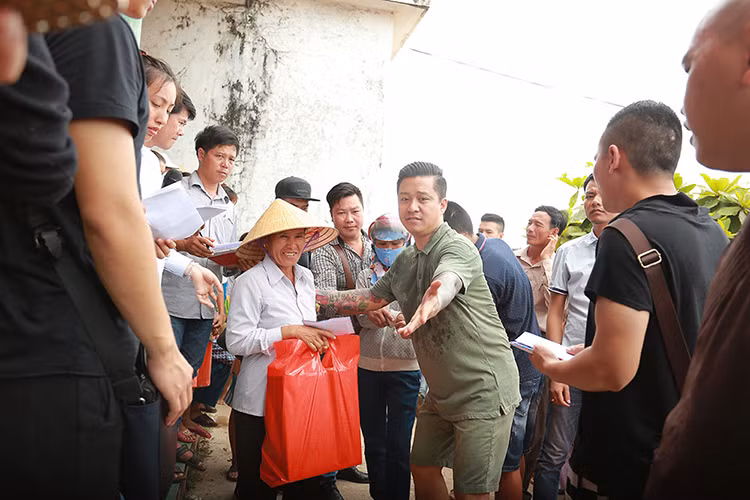 Nam ca sĩ tận tay trao từng phần quà cho những ngư dân gặp khó khăn ở thôn Cừa Thôn để khắc phục đời sống.