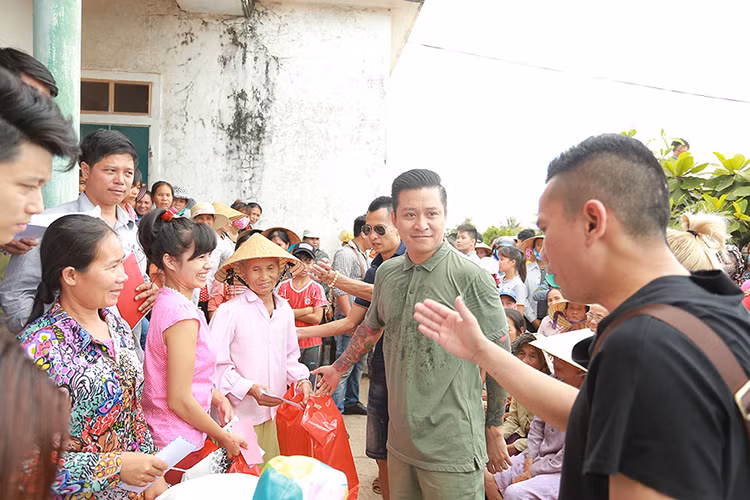 Nhóm thiện nguyện của Tuấn Hưng đã trao gạo, mỳ, dầu ăn, sữa và số tiền 2 triệu đồng cho 100 hộ nghèo và cận nghèo, những hộ bình thường nhận số tiền 1 triệu đồng.