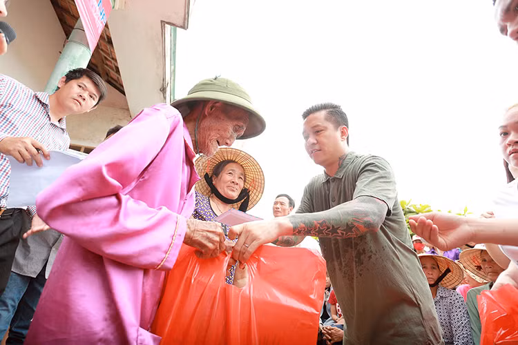 Tuấn Hưng nghẹn ngào chia sẻ, anh về đây mang ý nghĩa là thiện nguyện nhưng mục đích chính là để gần gũi với bà con, mong bà con hết sức bình tĩnh đoàn kết thương yêu nhau hơn.