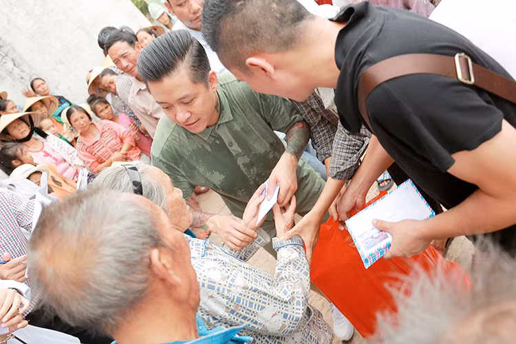 Đoàn của Tuấn Hưng đã trực tiếp gặp gỡ và lắng nghe hoàn cảnh khó khăn của bà con ngư dân trong thôn Cừa Thôn.