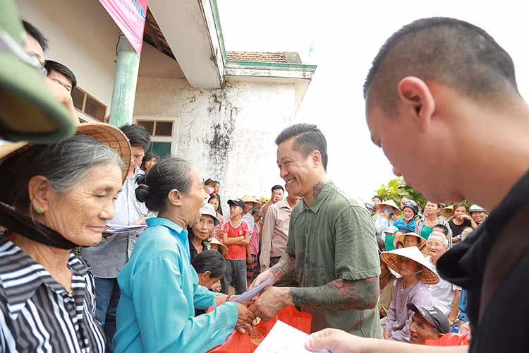 Đặc biệt, nhóm thiện nguyện còn trao 20 xuất quà 5 triệu đồng cho những gia đình có hoàn cảnh đặc biệt éo le ở tỉnh Quảng Bình.
