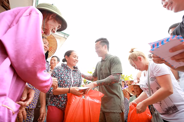 Nhóm thiện nguyện đã rất cảm thông với hoàn cảnh của những người dân đang gặp phải ở thôn này.