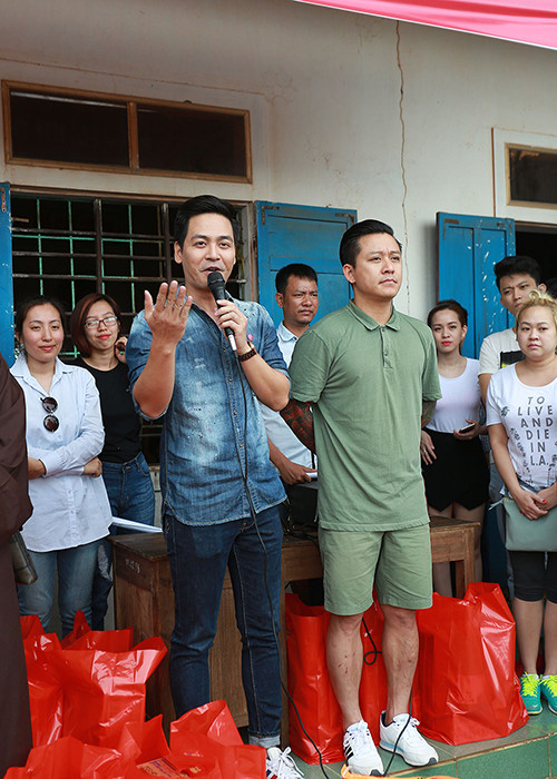 Mới đây, Tuấn Hưng, MC Phan Anh, nhạc sĩ Tú Dưa, nhóm Oplus cùng những người bạn của mình đã đến tận nơi trao số tiền cho bà con ngư dân ở thôn Cừa Thôn, xã Hải Ninh, Quảng Bình.