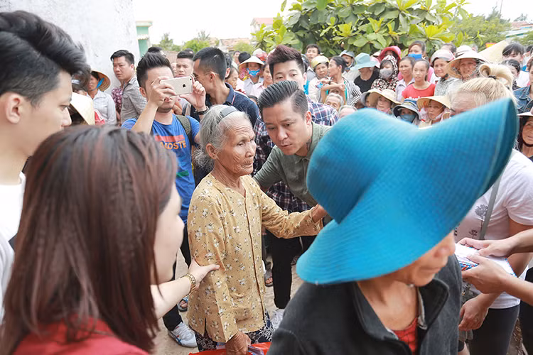 Được biết, Cừa Thôn là thôn đặc biệt bị ảnh hưởng rất nặng nề bởi hiện tượng cá chết hàng loạt ở Quảng Bình. Toàn bộ 518 hộ gia đình trong thôn đều nhận được sự cứu trợ.