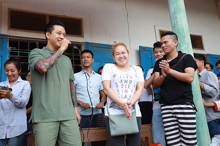 Bầu show Việt kiều Mỹ tên Michelle Le cũng bay từ Mỹ về để tham gia chuyến thiện nguyện. Vị bầu show này cùng ca sĩ Bằng Kiều đã kêu gọi kiều bào ủng hộ cho lần quyên góp này.