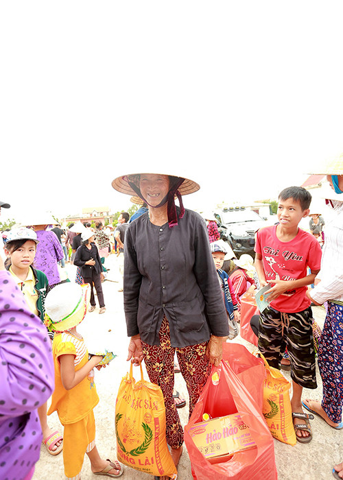 Những ngư dân ở Quảng Bình mừng rỡ khi nhận được số tiền cứu trợ từ nhóm thiện nguyện của Tuấn Hưng.