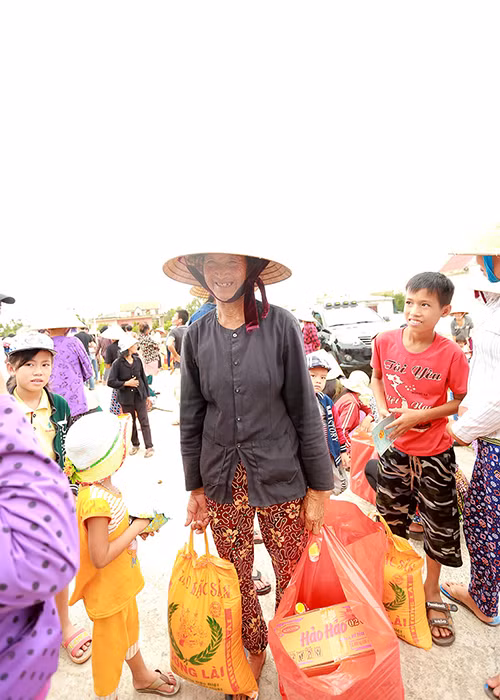 Những ngư dân ở Quảng Bình mừng rỡ khi nhận được số tiền cứu trợ từ nhóm thiện nguyện của Tuấn Hưng.