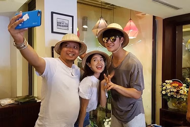 Nhã Phương và Kang Tae Oh vui vẻ ghi lại những khoảnh khắc trong bữa tiệc sinh nhật. (Ảnh: linhsu06) 