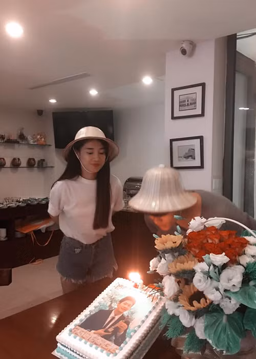 Kang Tae Oh thổi nến chào đón tuổi 22 trên phim trường. Được biết, nam diễn viên người Hàn Quốc sinh ngày 20/6/1994. (Ảnh: Facebook Nhã Phương) 