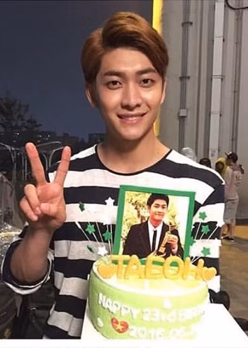 Trước đó, fans của Kang Tae Oh cũng gửi chiếc bánh kem đến thần tượng của mình để chúc mừng sinh nhật 22 tuổi của anh. (Ảnh: linhsu06) 