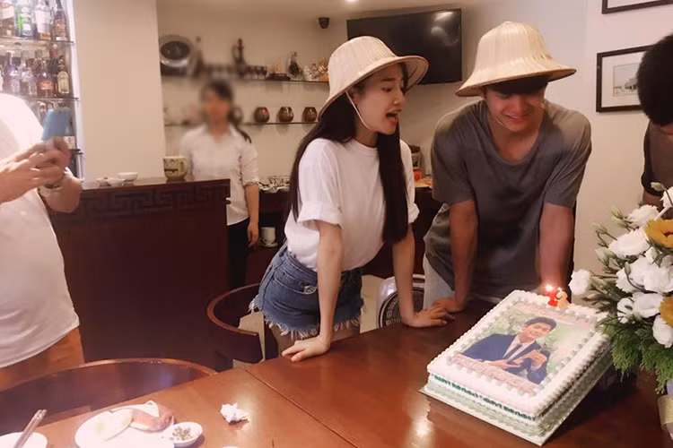 Mới đây, diễn viên Nhã Phương đã chia sẻ loạt ảnh của Kang Tae Oh khi anh được ê-kíp “Tuổi thanh xuân” 2 tổ chức một bữa tiệc sinh nhật trên phim trường. (Ảnh: Facebook Nhã Phương) 