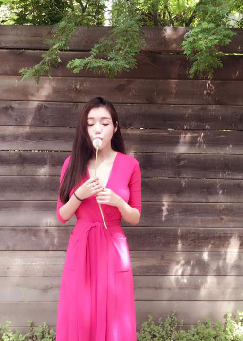 Hình ảnh hot girl Elly Trần đẹp ngọt ngào khi đi dạo ở ngoại ô nước Nga vào một buổi trưa.