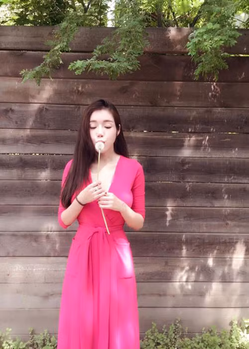 Hình ảnh hot girl Elly Trần đẹp ngọt ngào khi đi dạo ở ngoại ô nước Nga vào một buổi trưa.