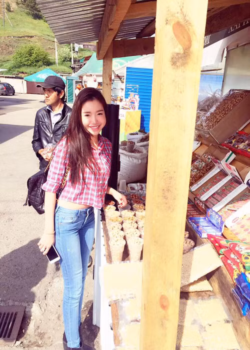 Bà mẹ hai con khoe vẻ rạng rỡ khi dạo chơi trong một khu chợ ở trời Tây.