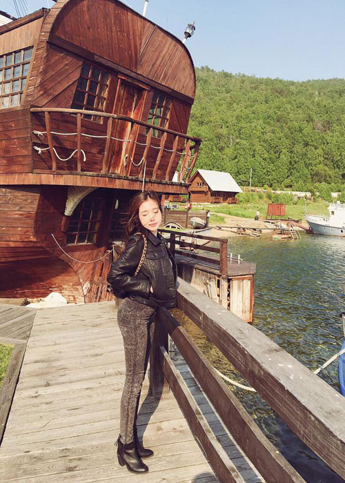 Trước khi đến Nga, Elly Trần khá tất bật trên phim trường để ghi hình.