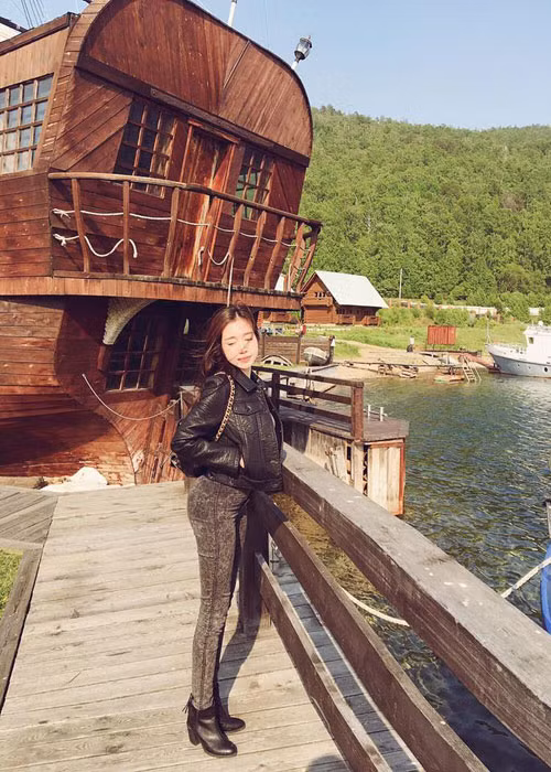 Trước khi đến Nga, Elly Trần khá tất bật trên phim trường để ghi hình.