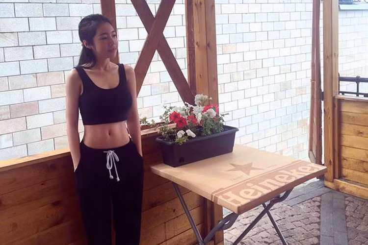 Elly Trần khoe vòng eo 54 gợi cảm, săn chắc trong set đồ thể thao.