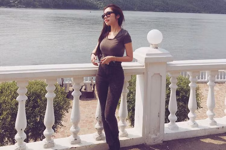 Sau khi công khai mang bầu và sinh cậu con trai thứ hai, Elly Trần nhanh chóng tái xuất showbiz Việt.