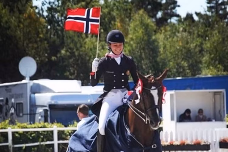 Vài năm gần đây, Alexandra tham gia nhiều cuộc thi đua ngựa với mục tiêu theo đuổi sự nghiệp chuyên nghiệp. 