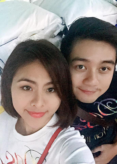 Vợ chồng diễn viên Vân Trang giản dị đi trao quà tết cho những gia đình nghèo vào đầu tháng 2/2016.