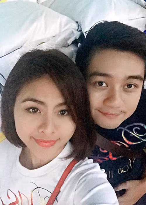 Vợ chồng diễn viên Vân Trang giản dị đi trao quà tết cho những gia đình nghèo vào đầu tháng 2/2016.