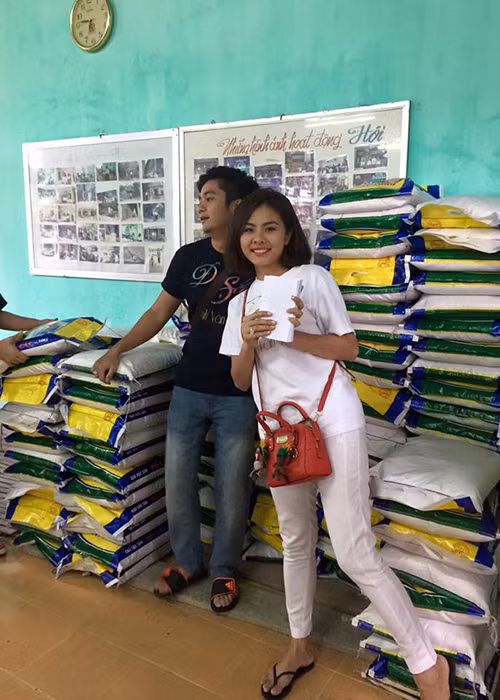 Được biết, trong thời gian hẹn hò, cặp đôi Vân Trang - Lê Quân thường xuyên tham gia các hoạt động từ thiện.