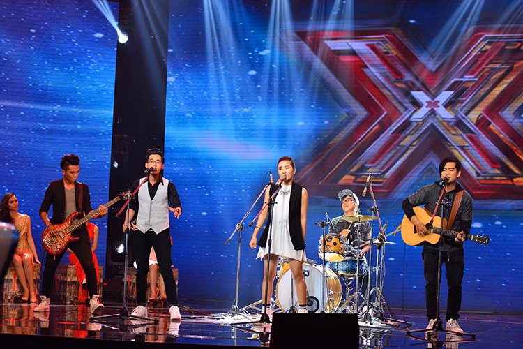 Trước phần trình diễn chuyên nghiệp của Dolphins, giám khảo Tùng Dương cho rằng đây không chỉ là một ban nhạc thông thường mà ban nhạc này có tư tưởng và hát rất văn minh.