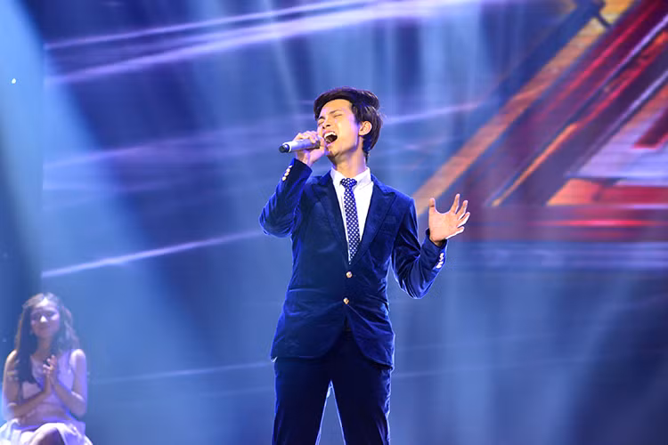 Ở hạng mục đơn nam, thí sinh Đặng Tuấn Phương hát nhạc phẩm "Về với đông" của Vũ Minh Tâm.