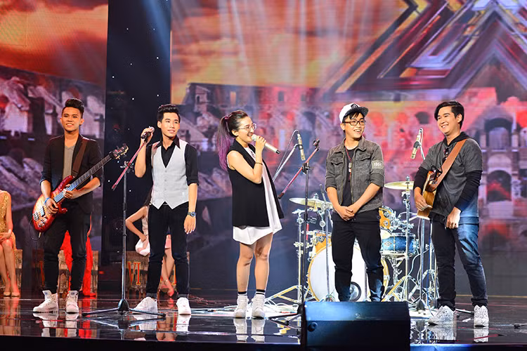 Ngoài S-Girls, Dolphins cũng là một trong ba nhóm giành vé bước tiếp vào vòng liveshow The X-Factor 2016. Ở vòng lộ diện vừa qua, Dolphins thể hiện ca khúc do một thành viên sáng tác mang tên "Chích chòe".