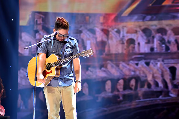 Trước phần trình diễn của Phước Lộc, Tùng Dương đã rất căng não khi 3 chiếc ghế của hạng mục nam đã lấp đầy. Tuy nhiên, cuối cùng, anh vẫn chọn Phước Lộc.