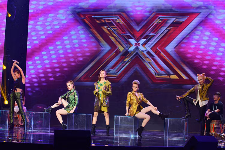 Tối ngày 5/6, tập 2 vòng Lộ diện The X-Factor 2016 là cuộc tranh đấu giành 6 tấm vé cuối cùng bước vào vòng liveshow. Ở hạng mục nhóm, 5 cô nàng xinh như hot girl của nhóm S-Girls mang đến ca khúc "Chạm".