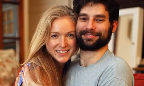 Saskia cảm thấy dịch vụ này rất có ích, nó như một liệu pháp tâm lý, giảm căng thẳng. (Ảnh: Ruaridh Connellan / Barcroft)