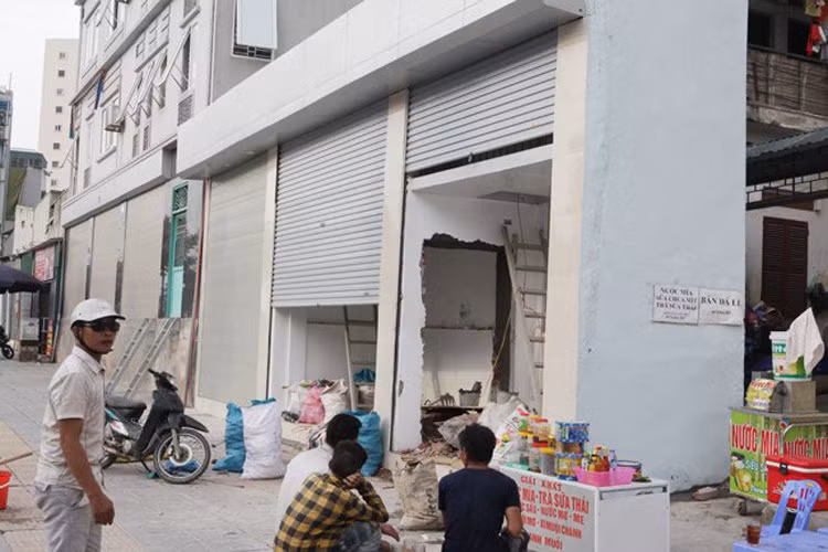 Hiện ngôi nhà đang được đục thông tường bên trong cho tiện kinh doanh, phía trên có một gác xép để ngủ.