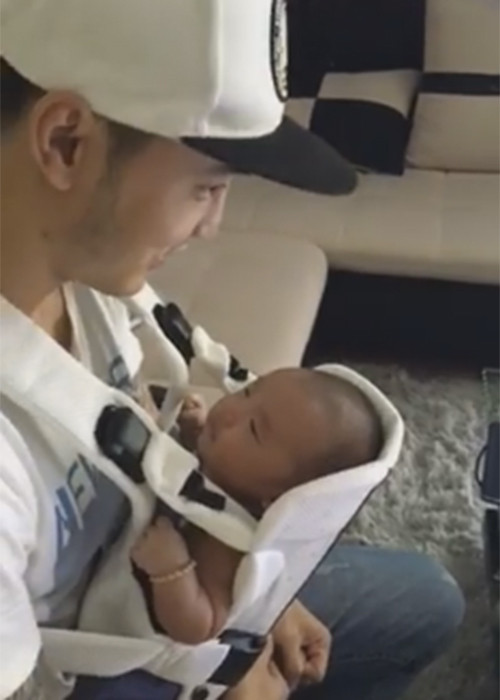 Mới đây, Ưng Hoàng Phúc còn khoe video vừa tập hát vừa địu con trai vì bé chỉ chịu ngủ khi gần bên bố.