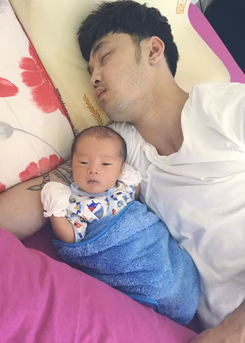 Dịp lễ 30/4-1/5, nam ca sĩ sinh năm 1981 dành cả ngày ôm cậu cậu quý tử ngủ cho đến khi đi diễn vào buổi tối. 
